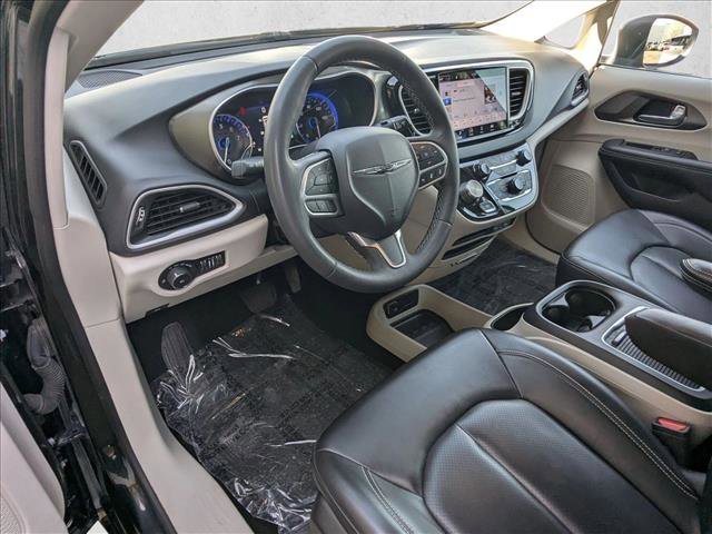 Used 2023 Chrysler Pacifica Touring-L image 10