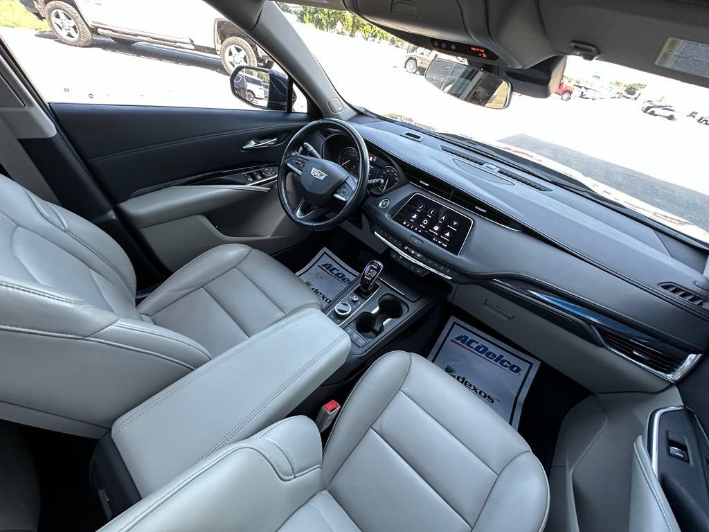 Used 2022 Cadillac XT4 Luxury w/ Cold Weather Package FWD image 8