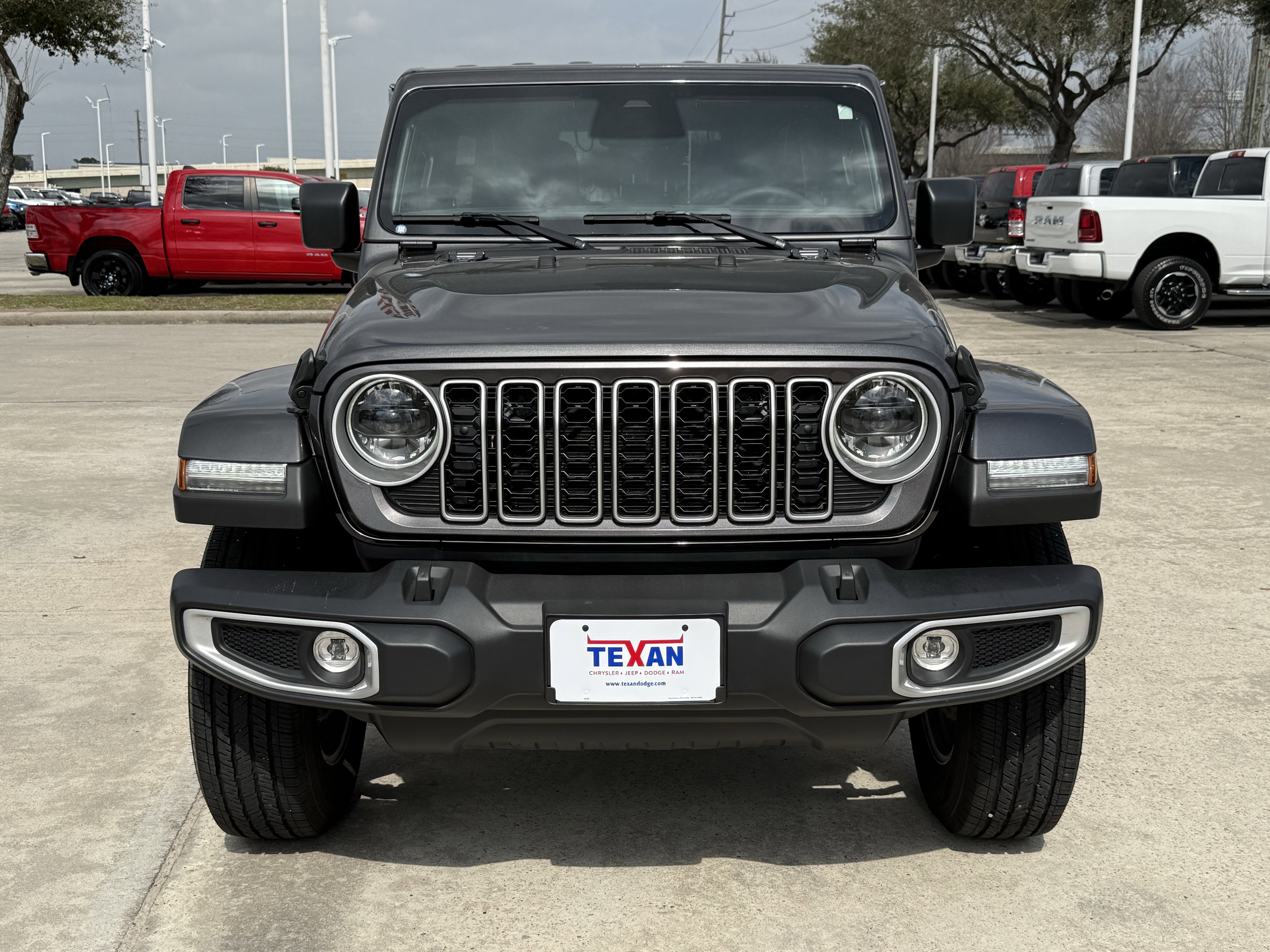 Used 2025 Jeep Wrangler Sahara image 11
