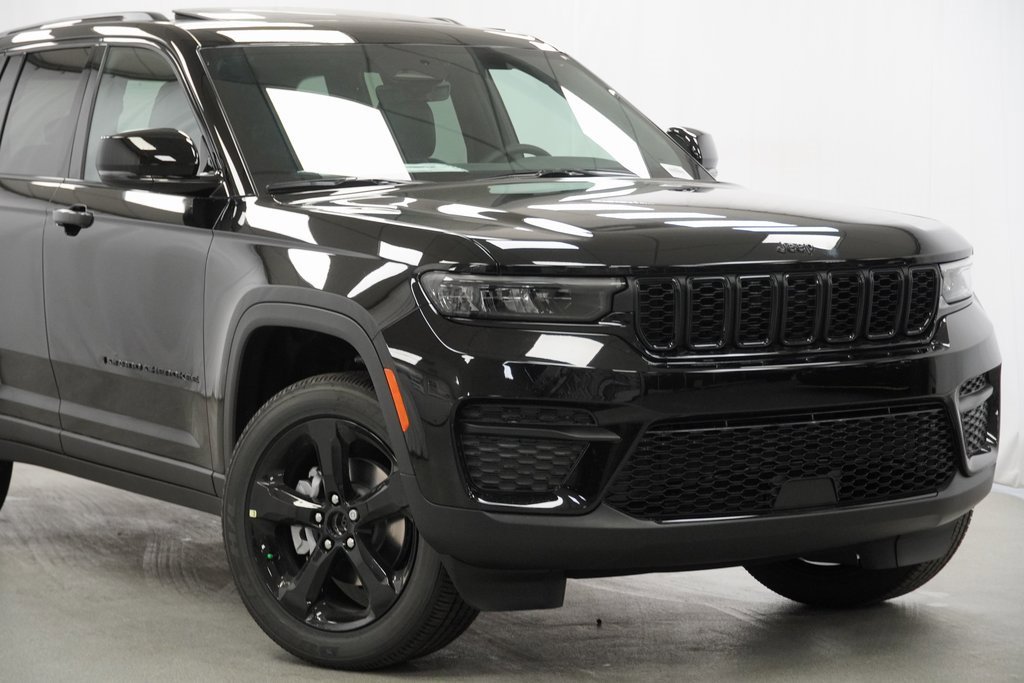 New 2025 Jeep Grand Cherokee Laredo image 3