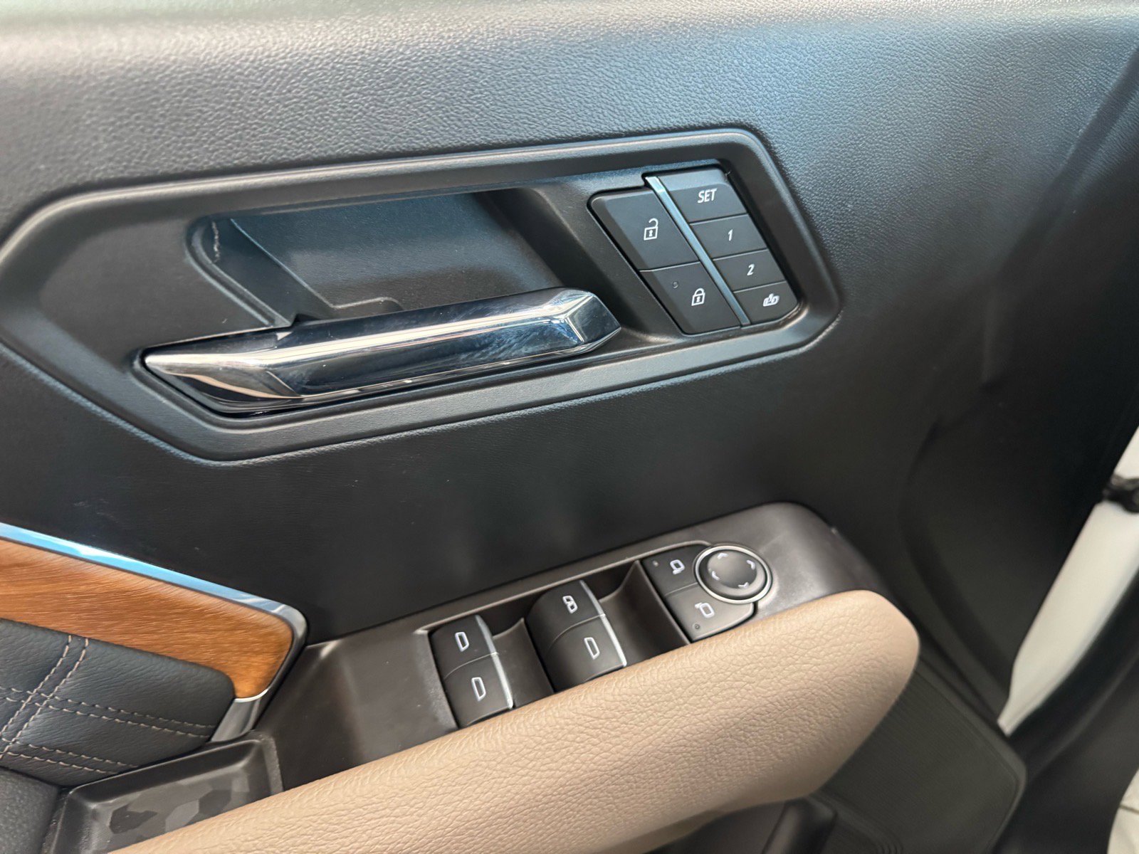 Used 2025 GMC Canyon Denali image 16