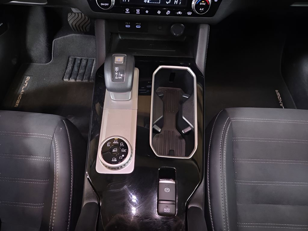 Used 2025 Mitsubishi Outlander SE image 17