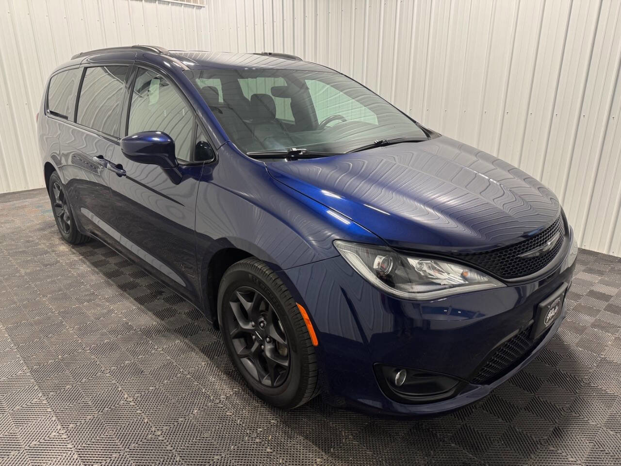 Used 2018 Chrysler Pacifica Touring-L w/ Premium Audio Group image 2