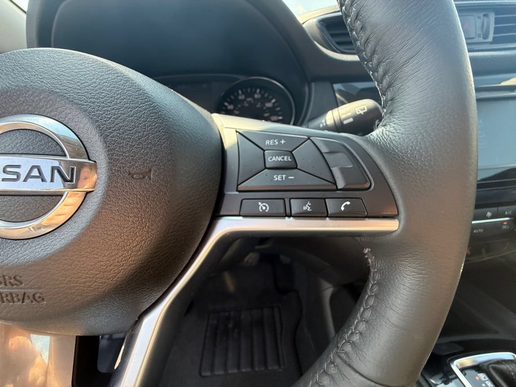 Used 2018 Nissan Rogue SV AWD/4WD image 17