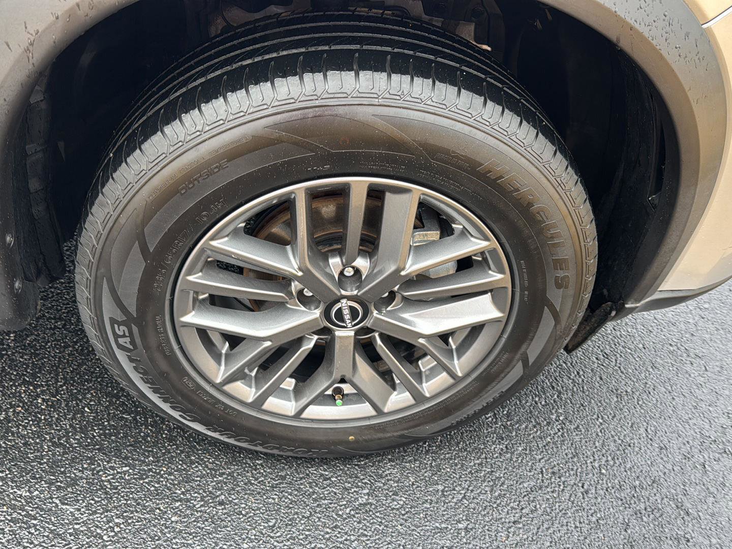 Used 2024 Nissan Rogue S image 32