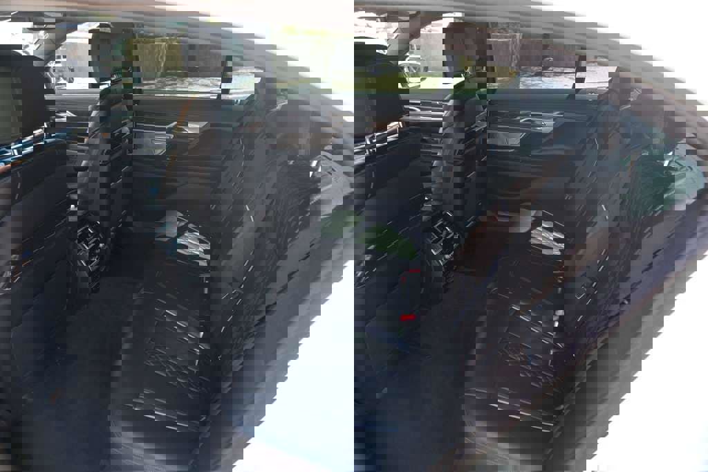 Used 2021 BMW 750i xDrive w/ M Sport Package image 31