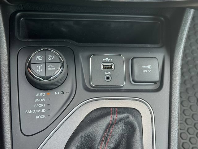 Used 2020 Jeep Cherokee Trailhawk w/ Cold Weather Group AWD/4WD image 36
