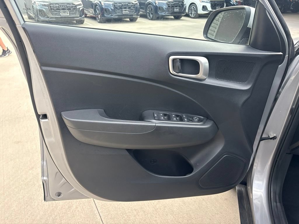 Used 2025 Hyundai Venue SEL FWD image 10