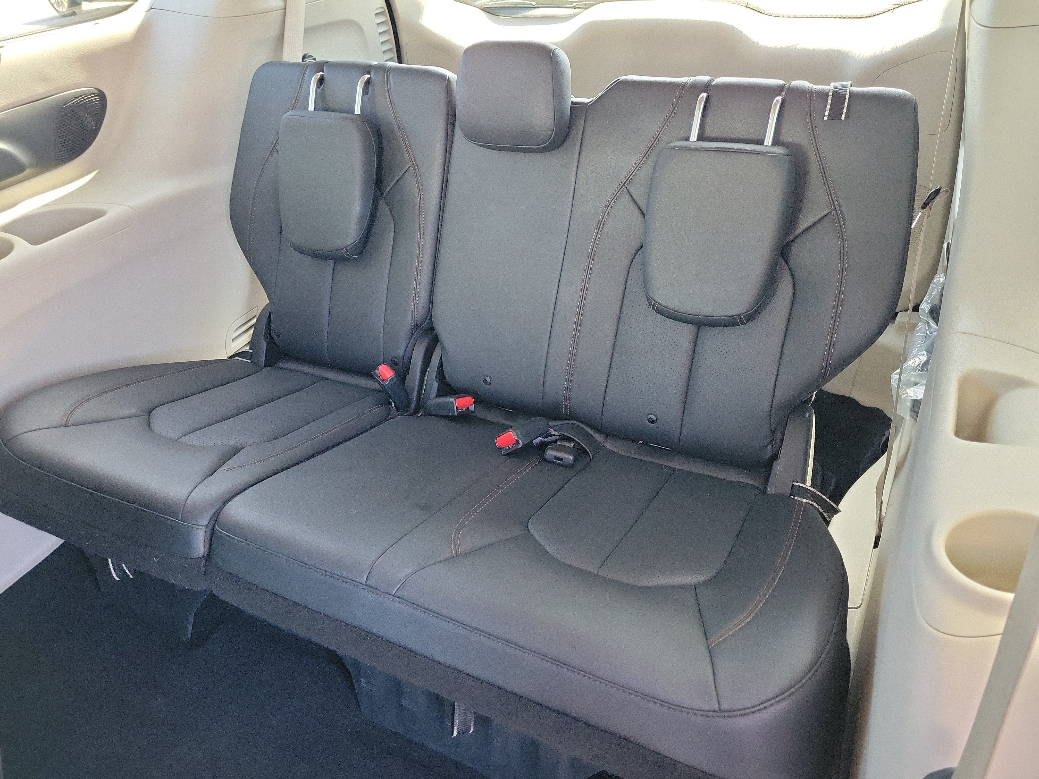 Used 2020 Chrysler Pacifica Touring-L Plus w/ Advanced Safetytec Group FWD image 18