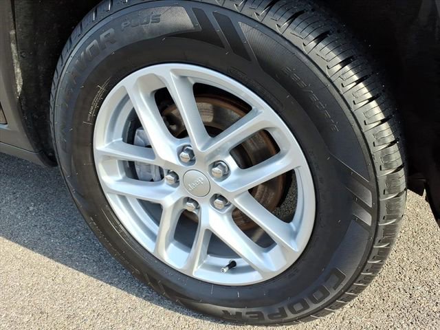 Used 2023 Jeep Grand Cherokee Laredo image 3