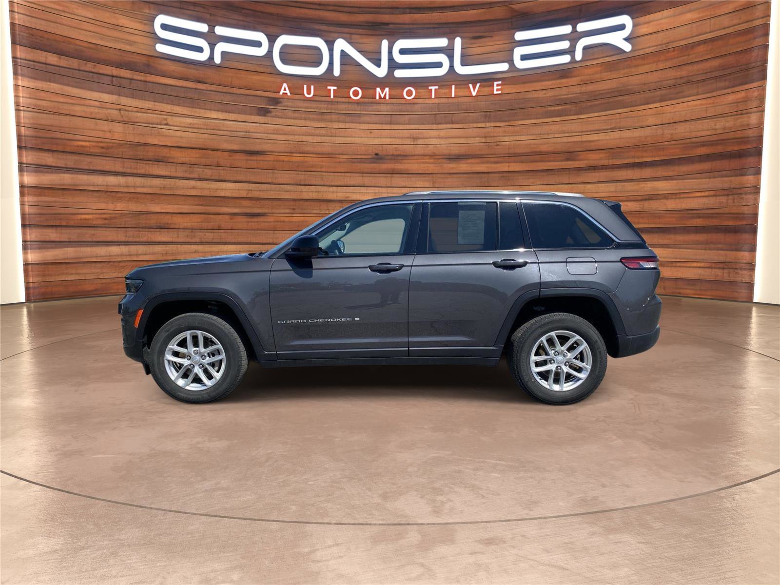 Used 2023 Jeep Grand Cherokee Laredo image 2