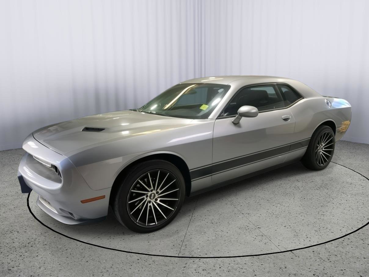 Used 2016 Dodge Challenger SXT image 5