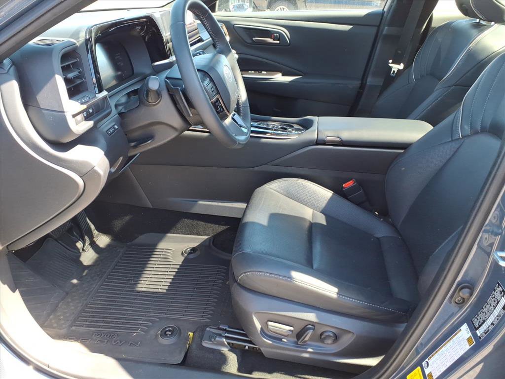 Used 2025 Toyota Crown Signia w/ Tow-Hitch Package (TMS) AWD/4WD image 8