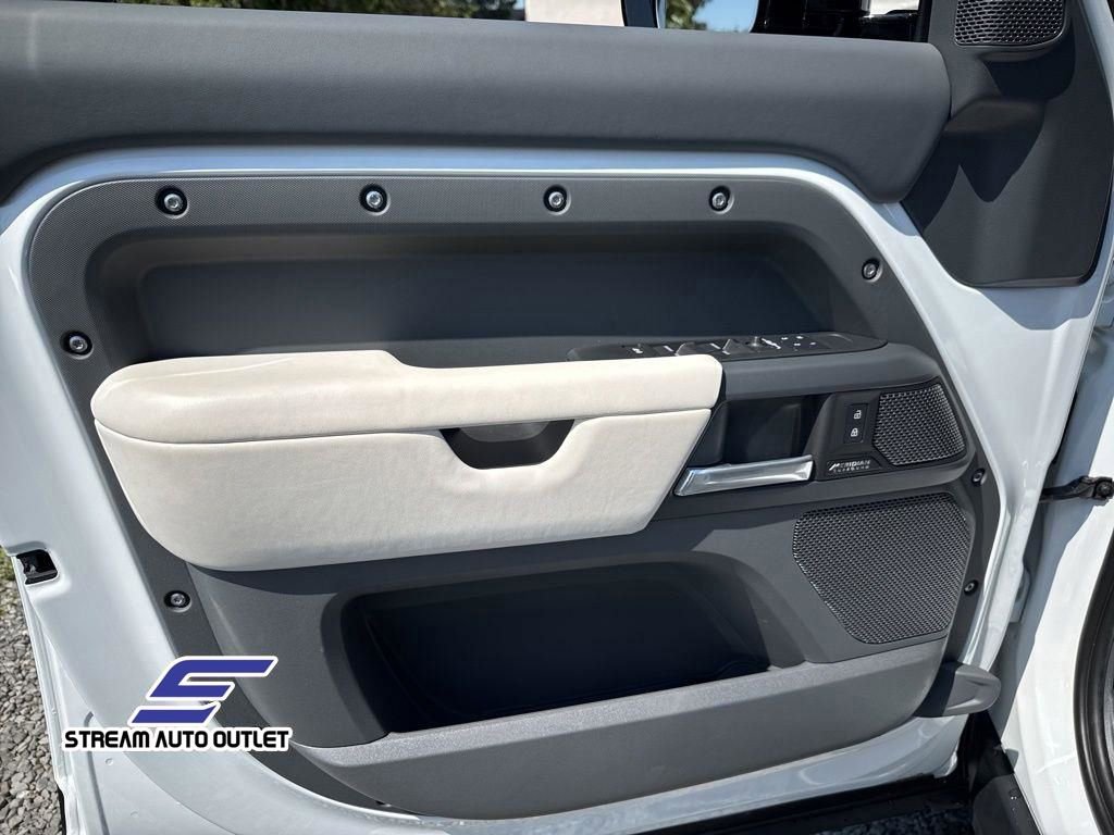 Used 2024 Land Rover Defender 110 X-Dynamic SE image 17