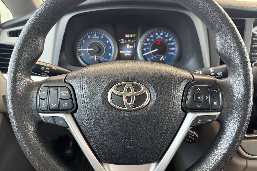 Used 2020 Toyota Sienna LE w/ LE Preferred Package FWD image 27