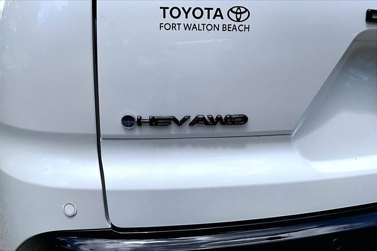 Used 2025 Toyota Crown Signia w/ Advanced Technology Package image 27