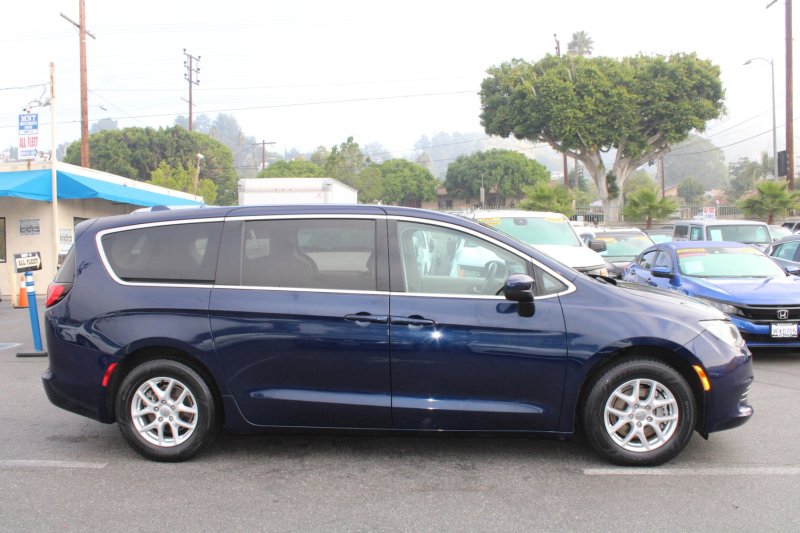 Used 2020 Chrysler Voyager LX image 7