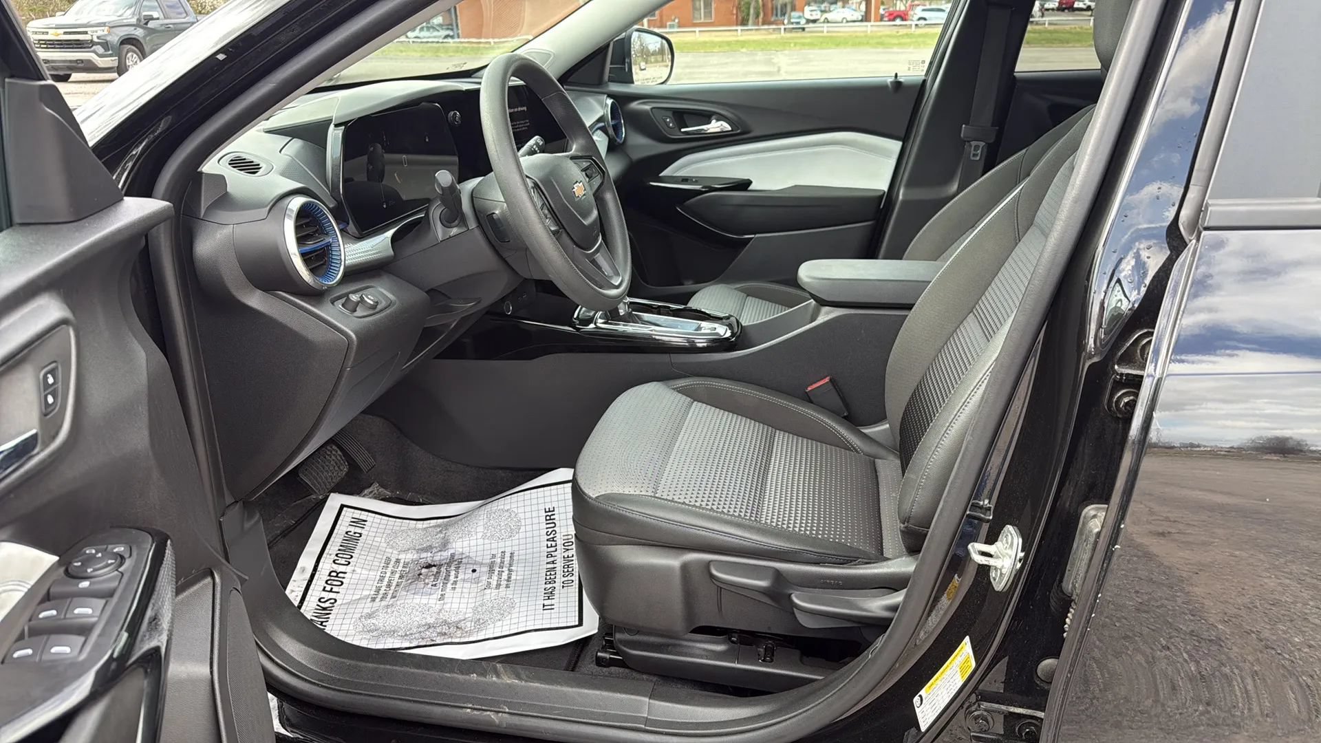 Used 2025 Chevrolet Trax LT FWD image 12