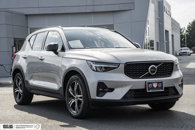 Used 2023 Volvo XC40 B5 Plus w/ Climate Package image 1