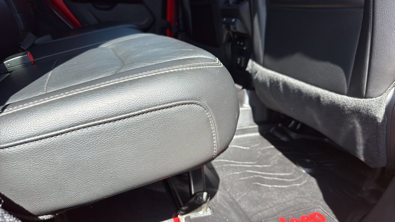 Used 2018 Jeep Wrangler Unlimited Sahara AWD/4WD image 26
