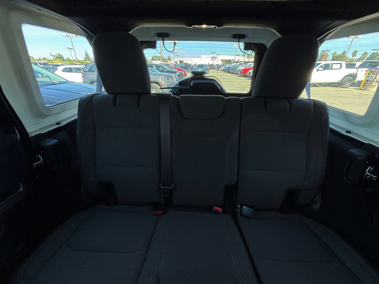 Used 2025 Jeep Wrangler Unlimited Sahara AWD/4WD image 36