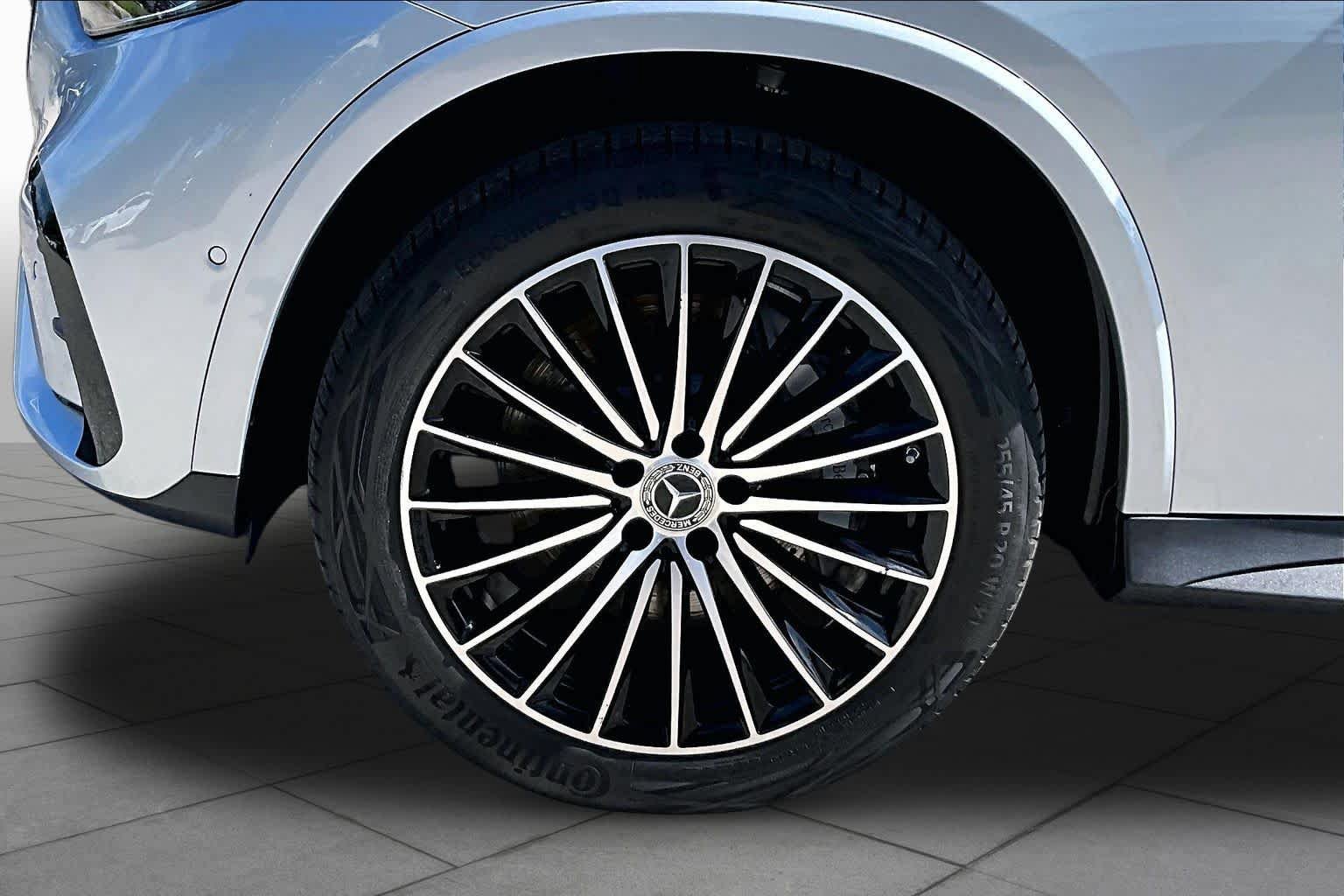 Used 2025 Mercedes-Benz GLC 300 4MATIC image 11