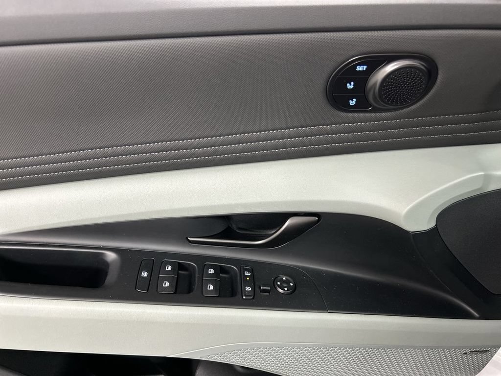 Used 2025 Hyundai Elantra Limited FWD image 11