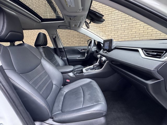 Used 2021 Toyota RAV4 XLE Premium image 8