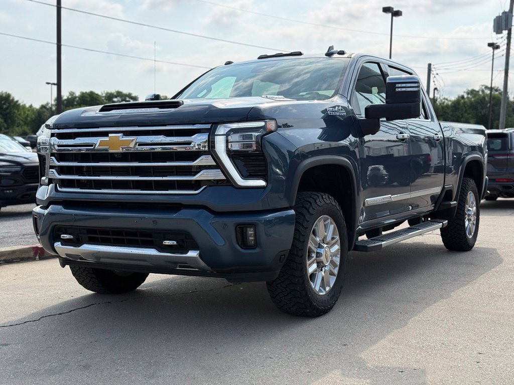 Used 2025 Chevrolet Silverado 2500 High Country w/ High Country Premium Package AWD/4WD image 2