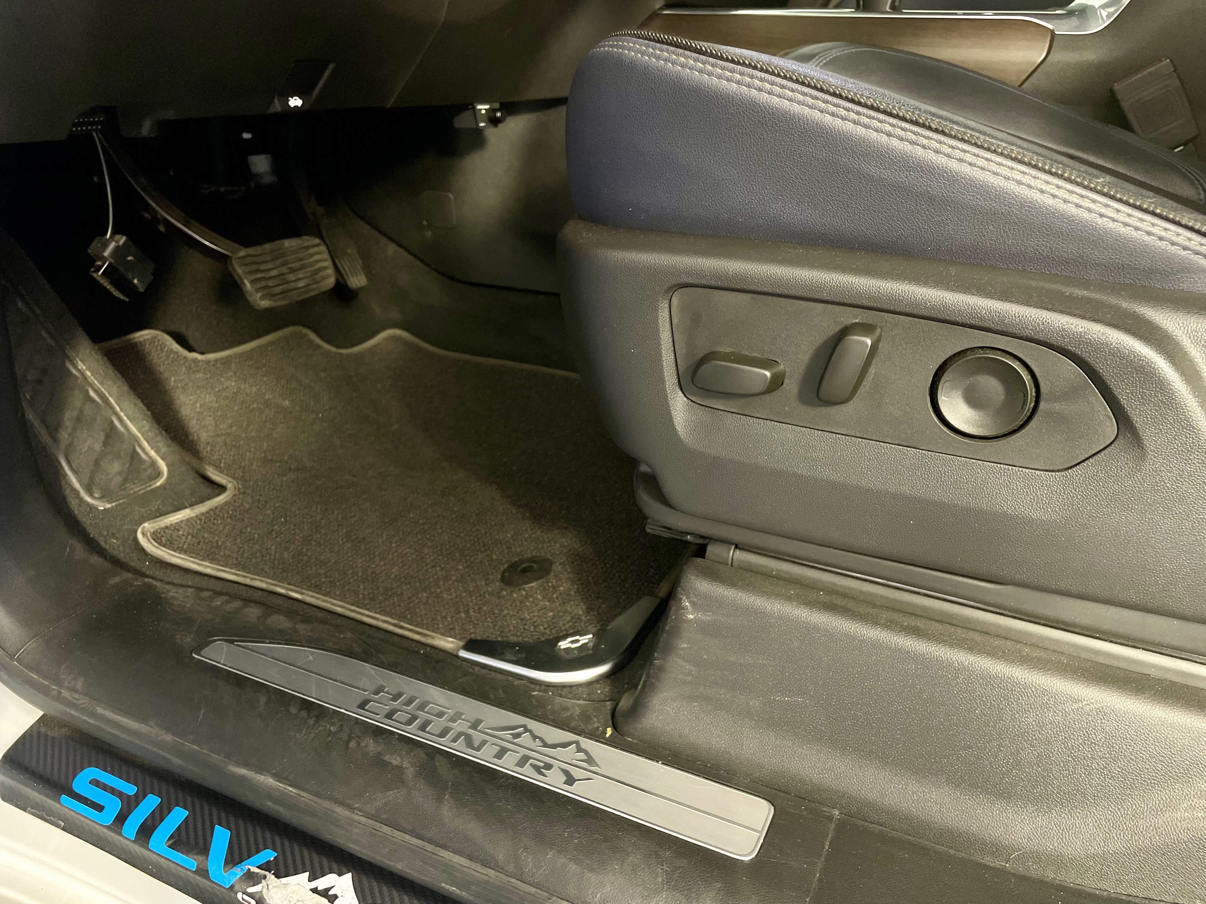 Used 2025 Chevrolet Silverado 1500 High Country w/ Technology Package AWD/4WD image 14