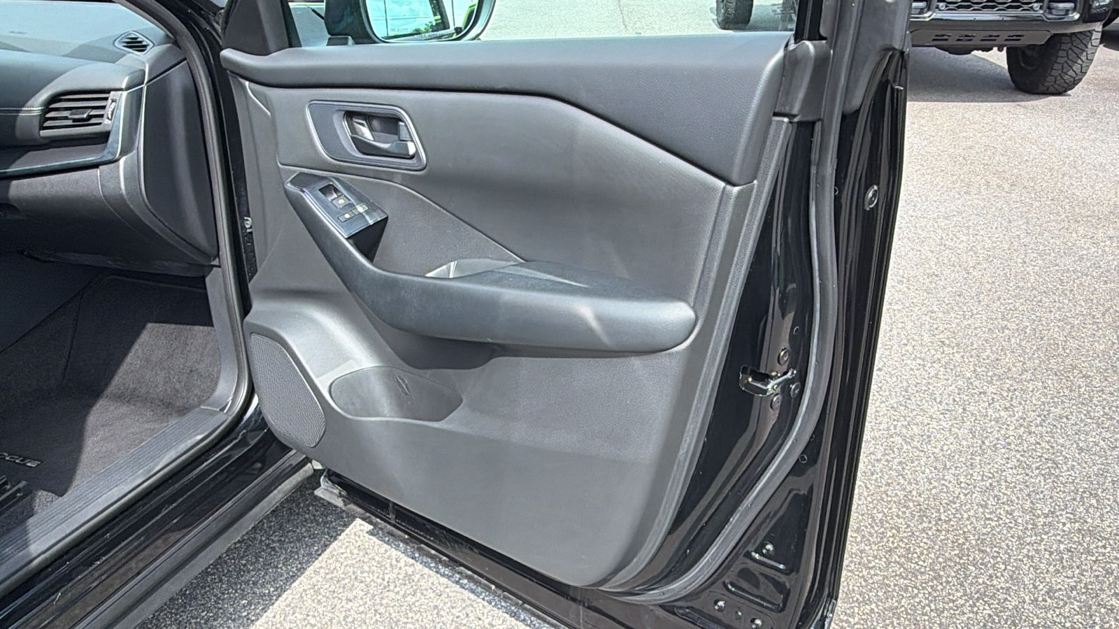 Used 2024 Nissan Rogue S AWD/4WD image 19