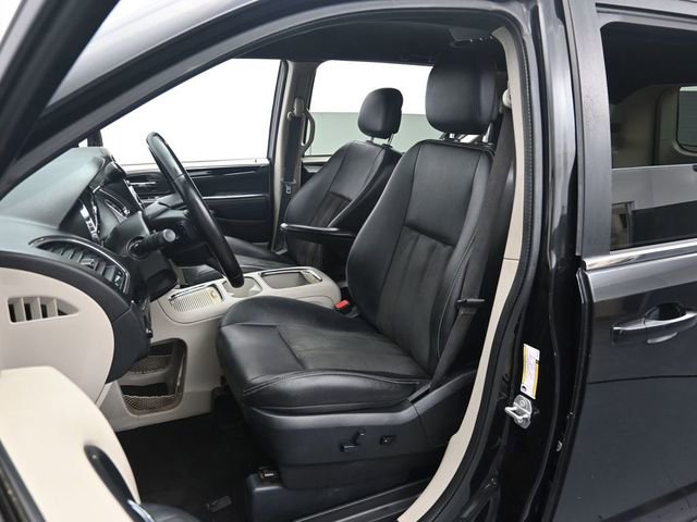 Used 2019 Dodge Grand Caravan SXT image 12
