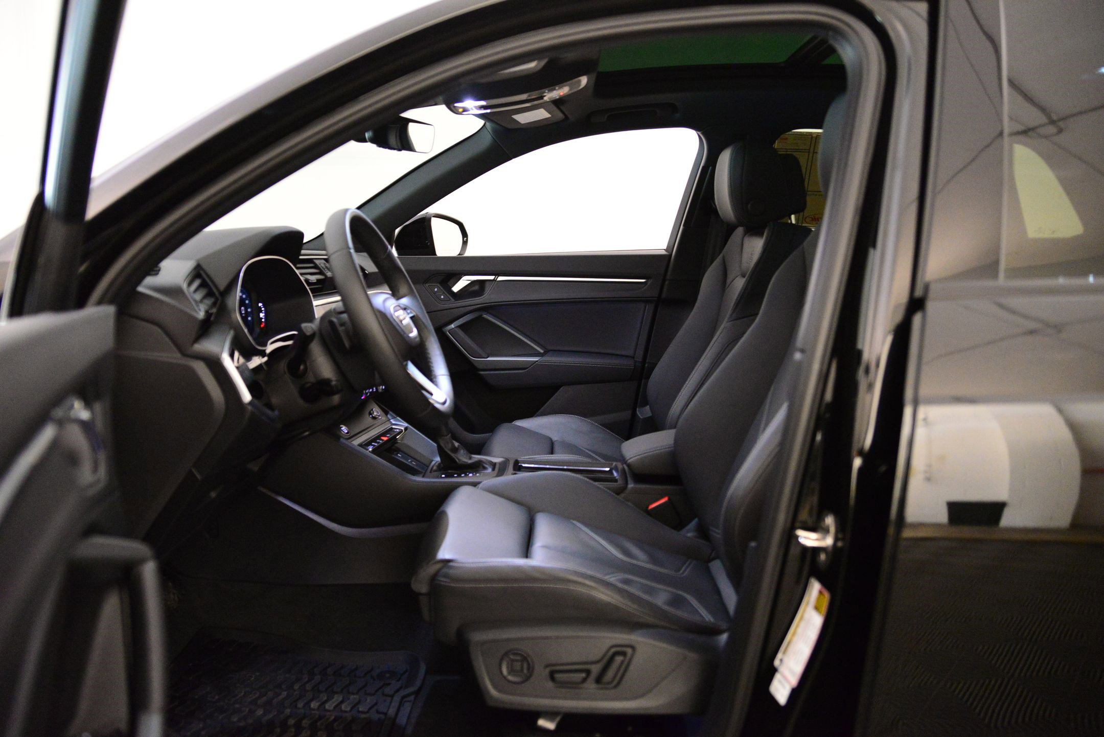 Certified 2025 Audi Q3 2.0T Premium w/ Convenience Package image 25