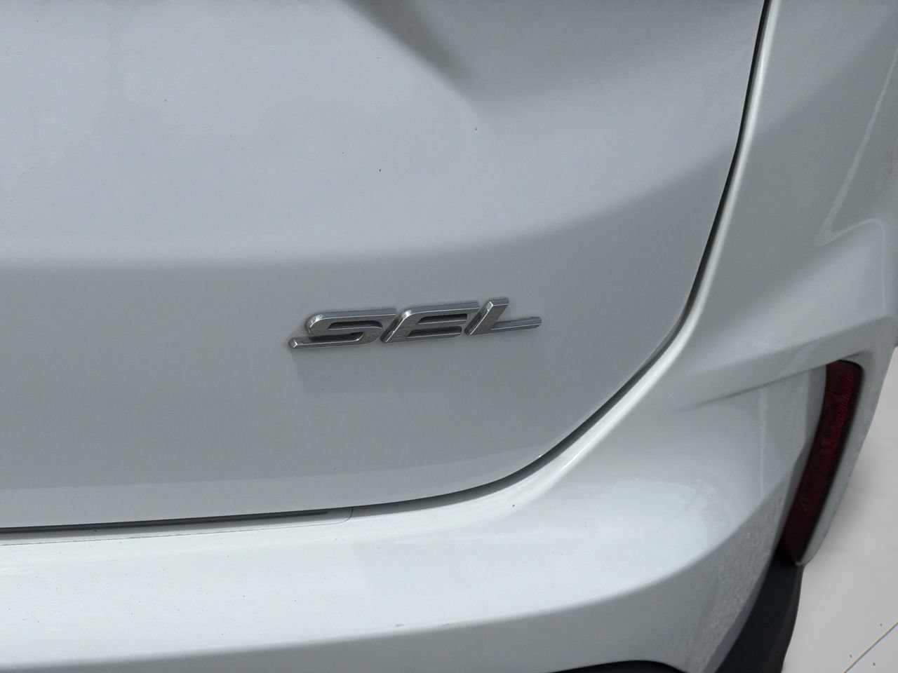 Used 2020 Ford Edge SEL w/ Cargo Accessory Package FWD image 9