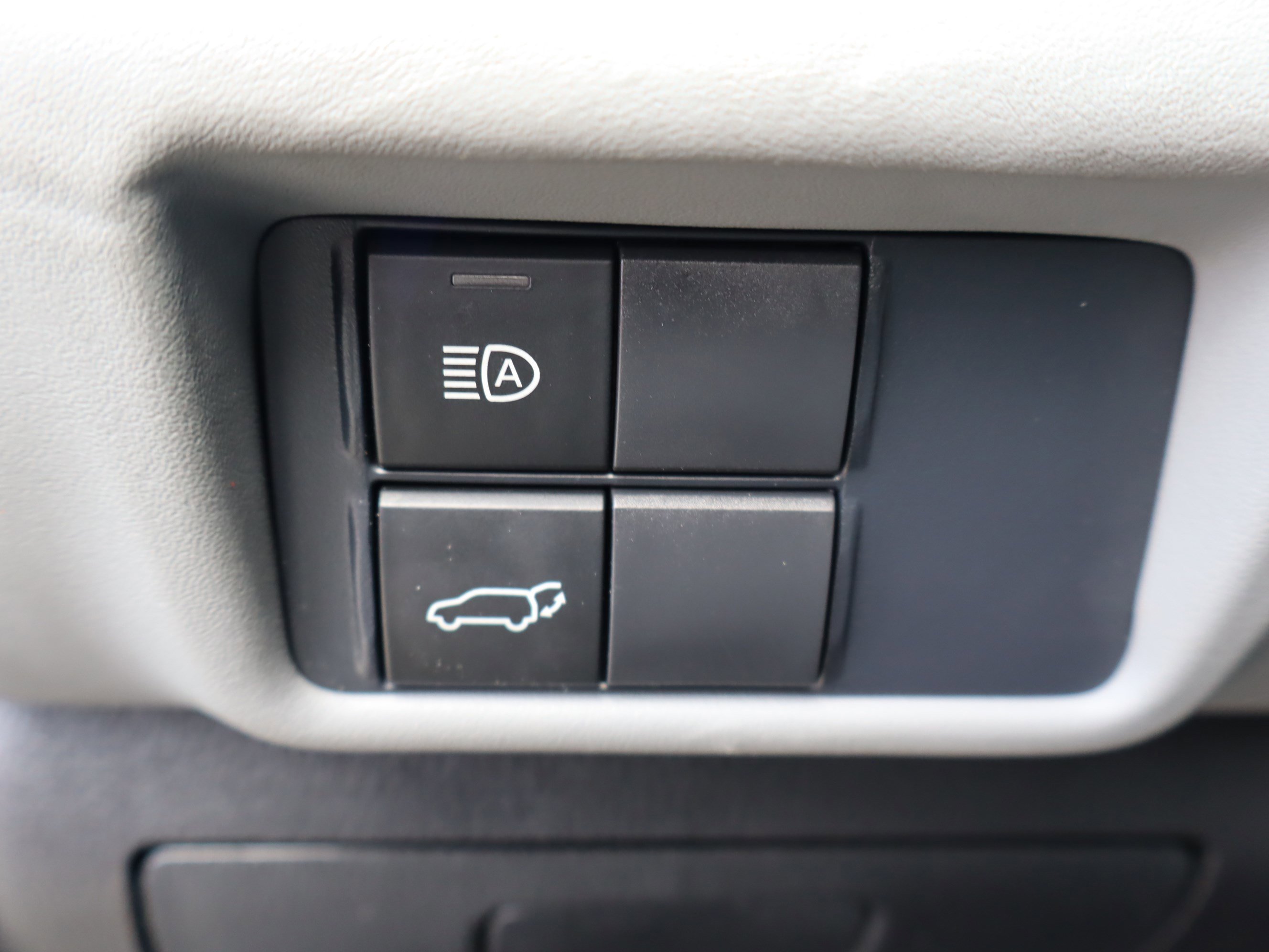 Used 2021 Toyota Highlander LE FWD image 18