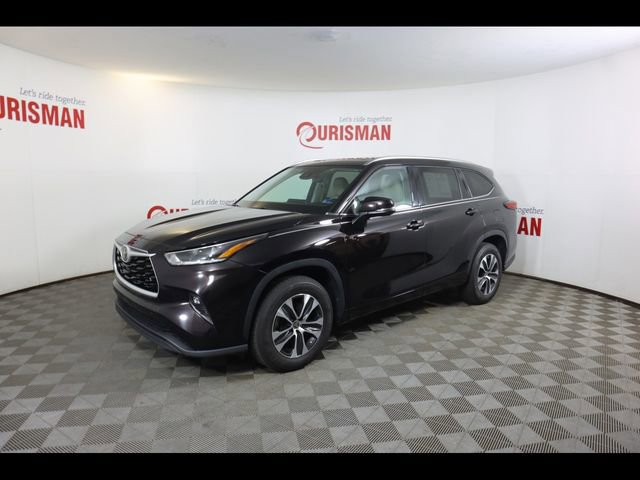 Used 2021 Toyota Highlander XLE image 2