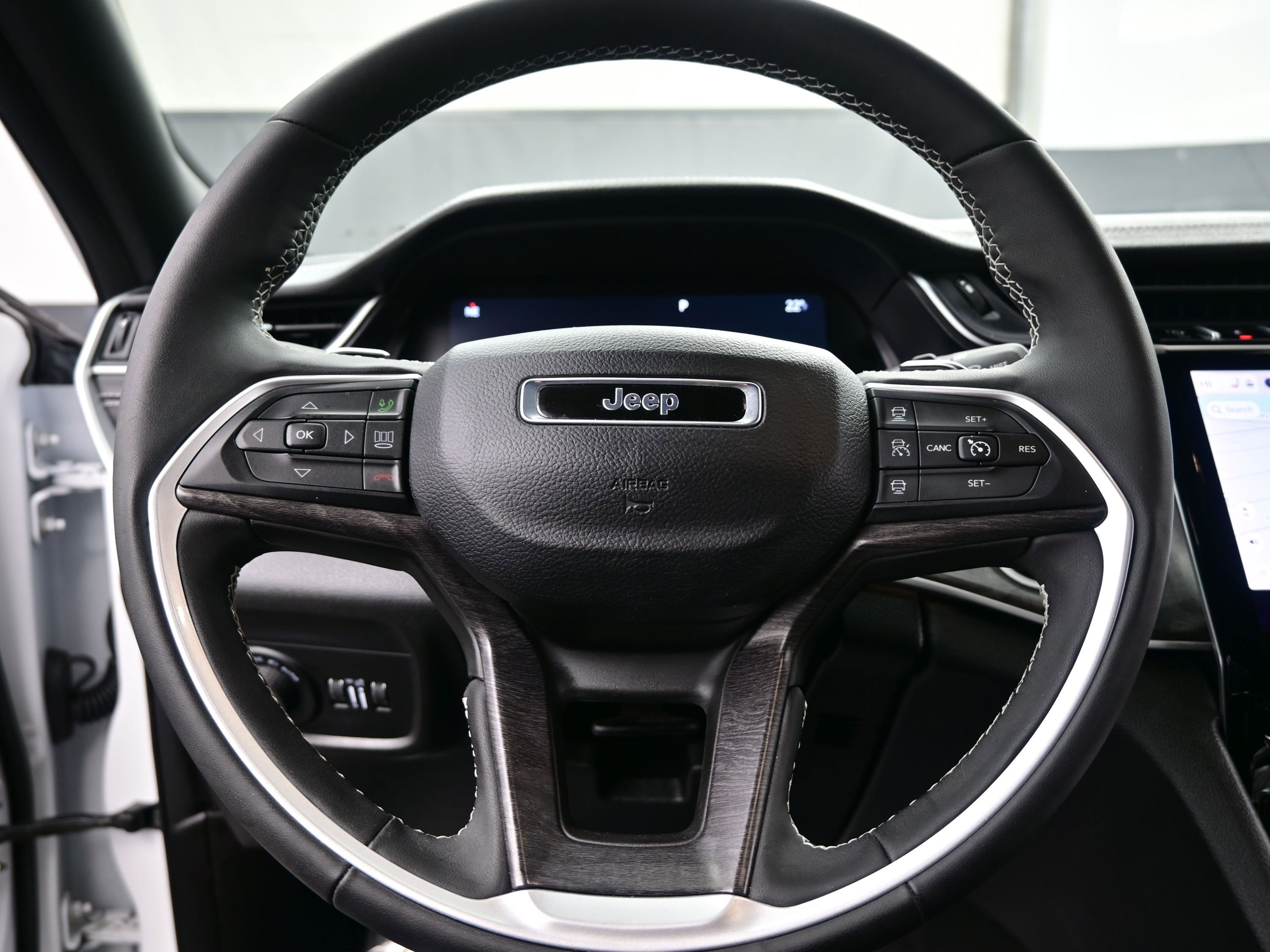 Used 2025 Jeep Grand Cherokee L Limited image 25