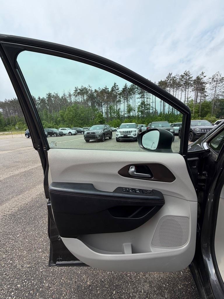 Used 2017 Chrysler Pacifica Touring Plus FWD image 28