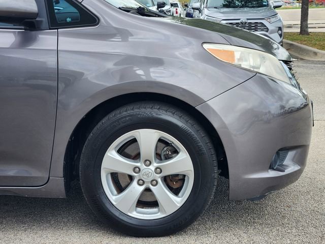 Used 2017 Toyota Sienna LE image 5