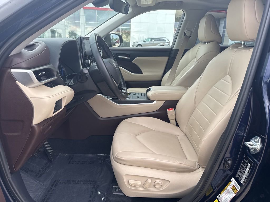 Used 2020 Toyota Highlander XLE AWD/4WD image 2
