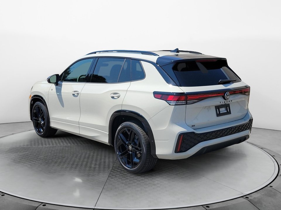 New 2026 Volkswagen Tiguan SE R-Line FWD image 5