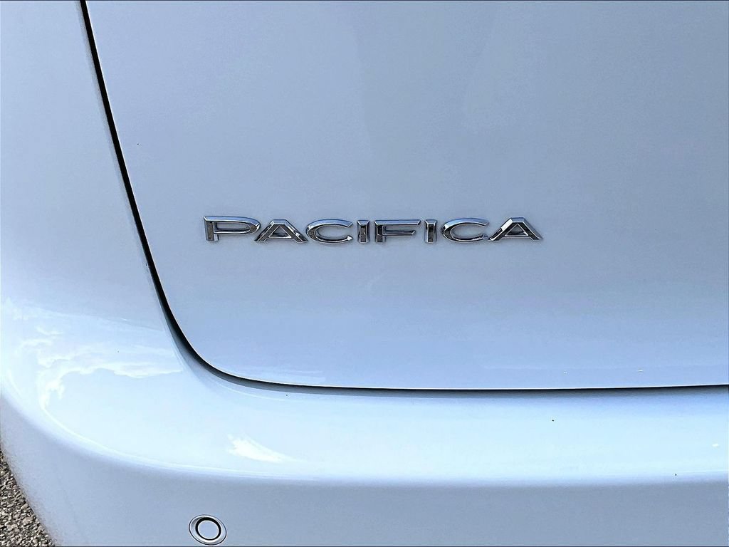 Used 2024 Chrysler Pacifica Touring-L FWD image 27