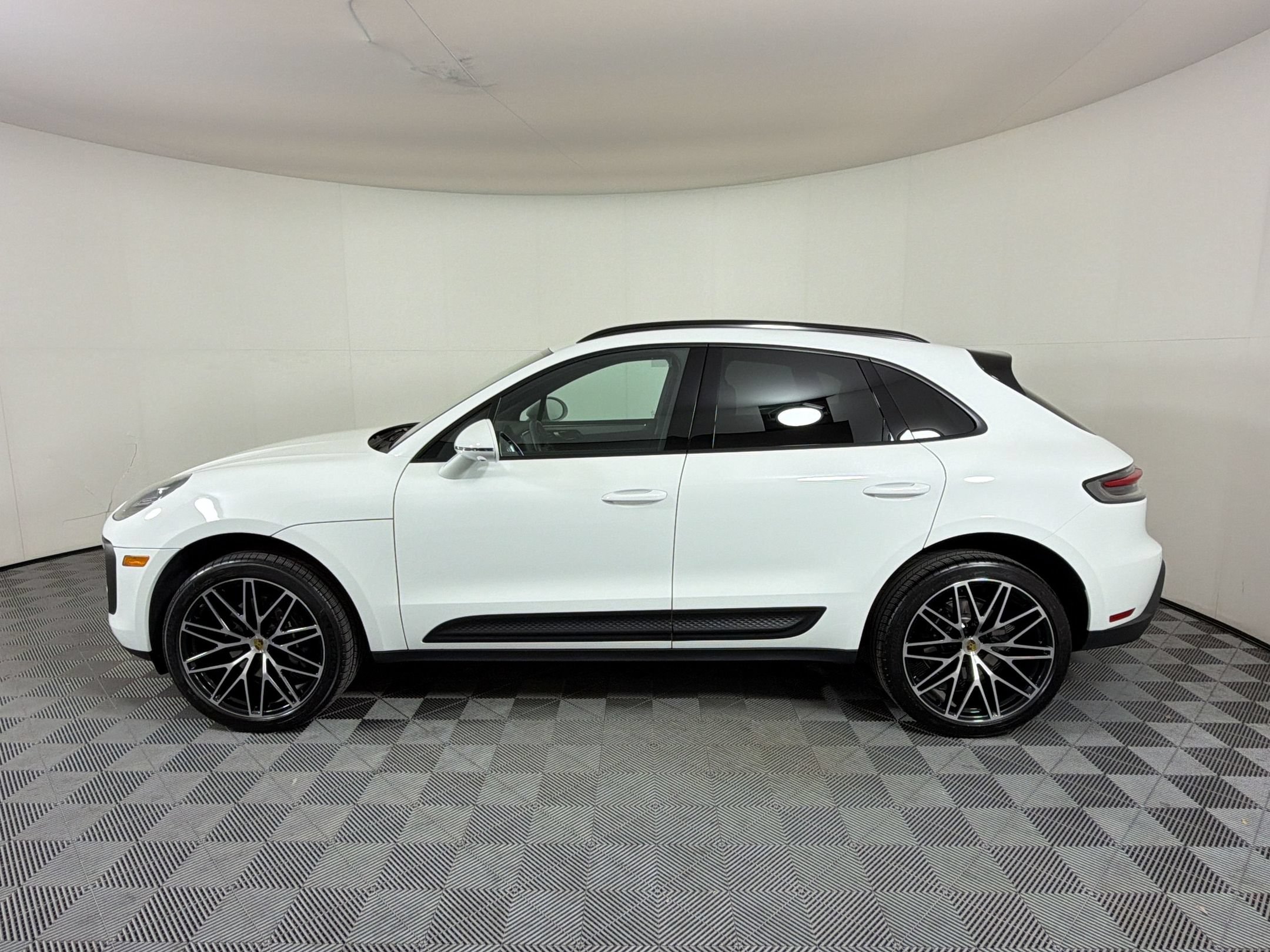 Certified 2026 Porsche Macan AWD/4WD image 2