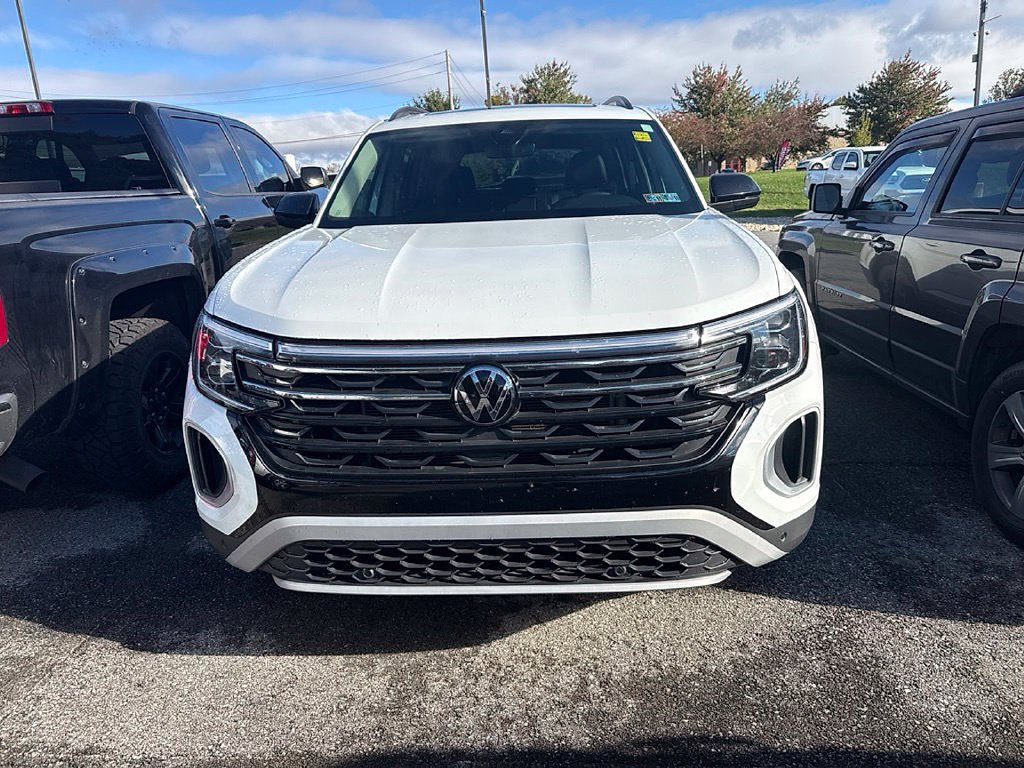 Used 2024 Volkswagen Atlas Peak Edition SE AWD/4WD image 2