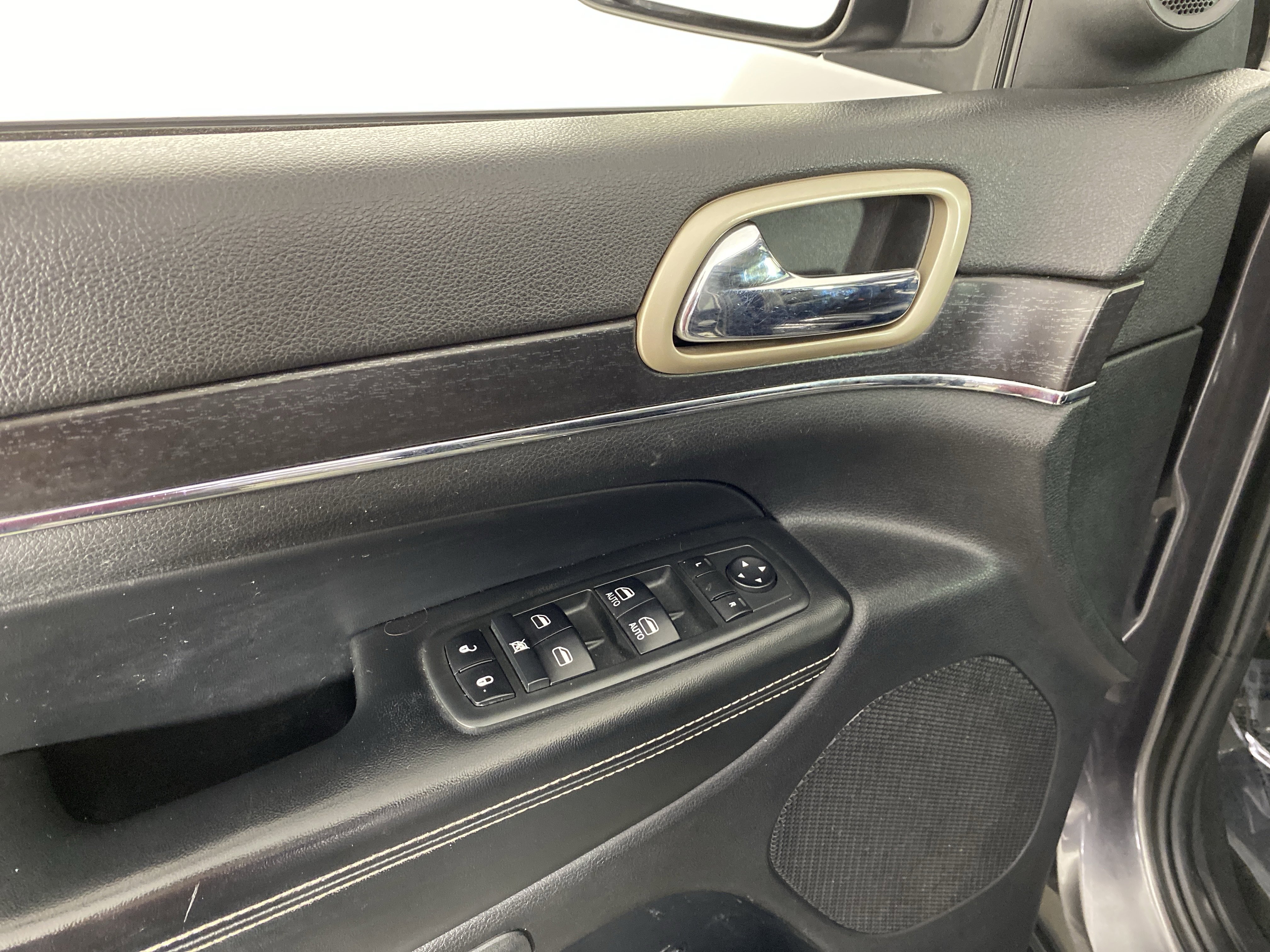 Used 2014 Jeep Grand Cherokee Limited w/ Trailer Tow Group IV AWD/4WD image 15