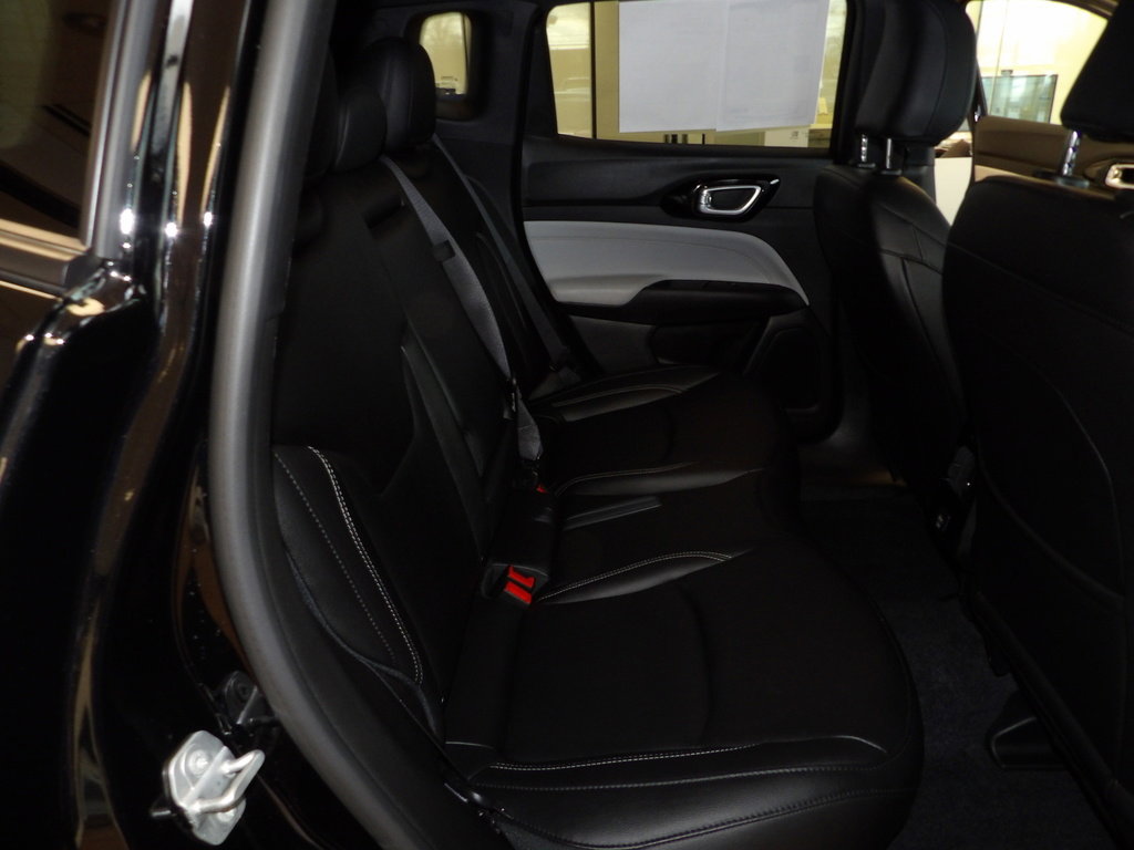 Used 2025 Jeep Compass Limited image 17