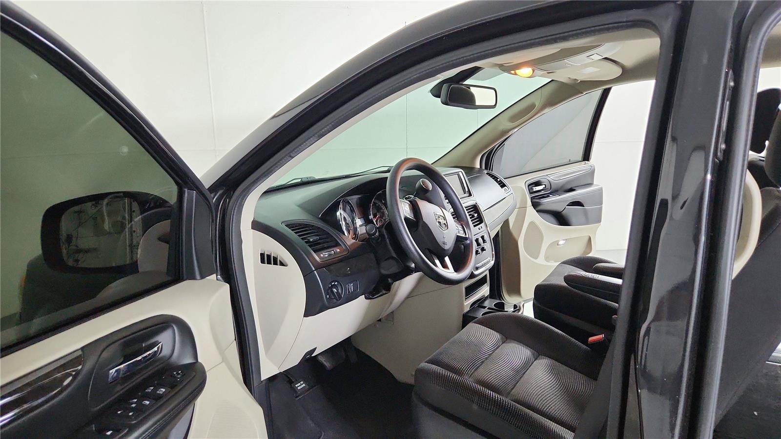 Used 2020 Dodge Grand Caravan SE FWD image 9