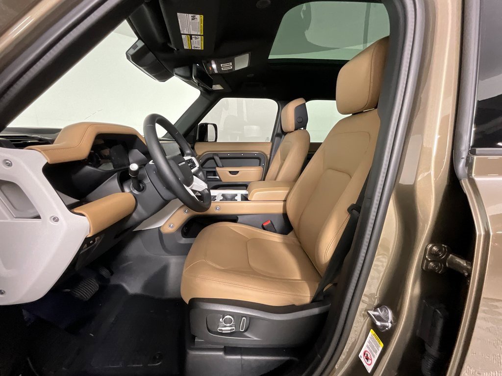 Used 2025 Land Rover Defender 130 X-Dynamic SE image 16