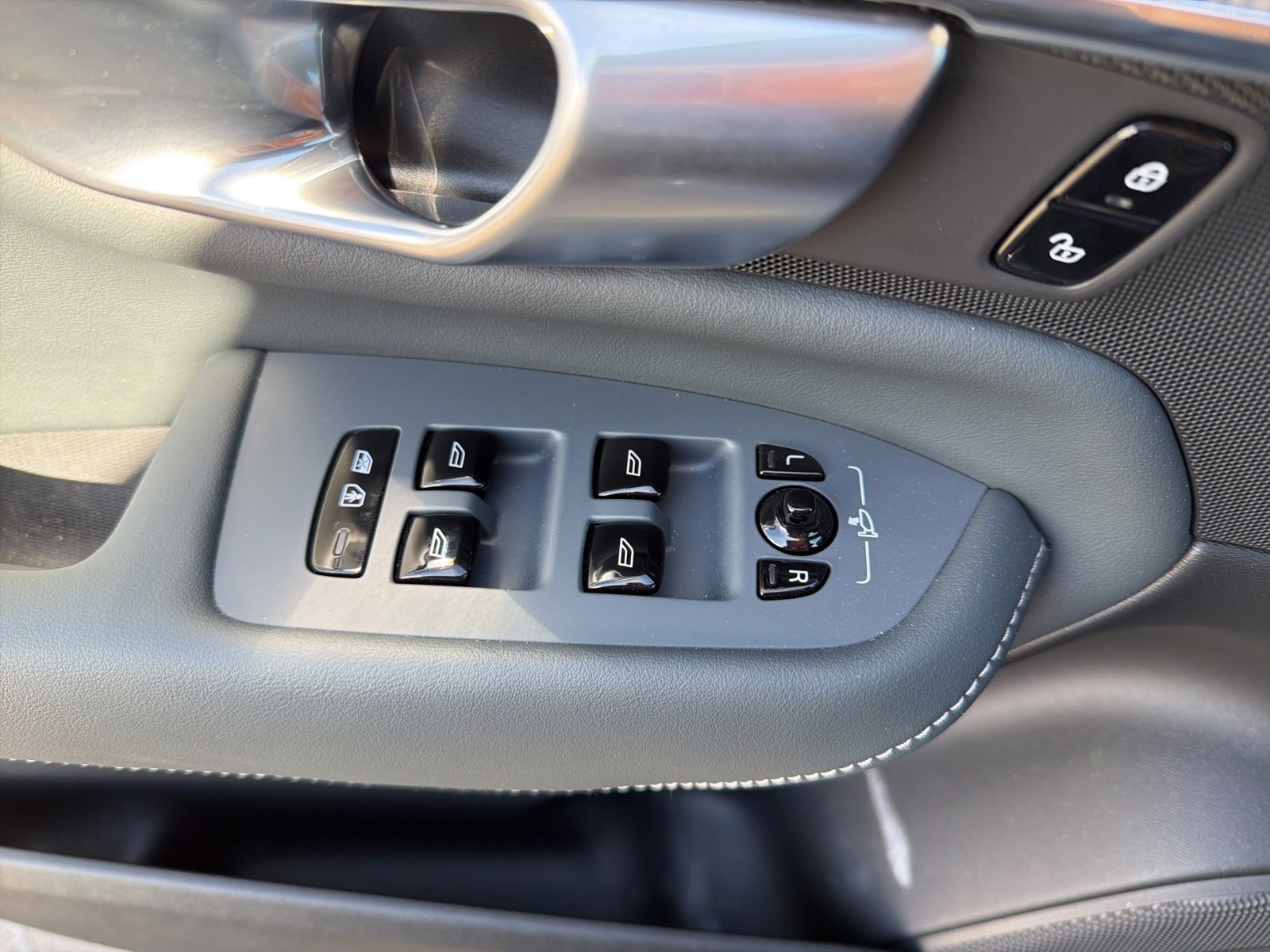 Used 2024 Volvo XC90 T8 Ultimate w/ Protection Package Premier image 57