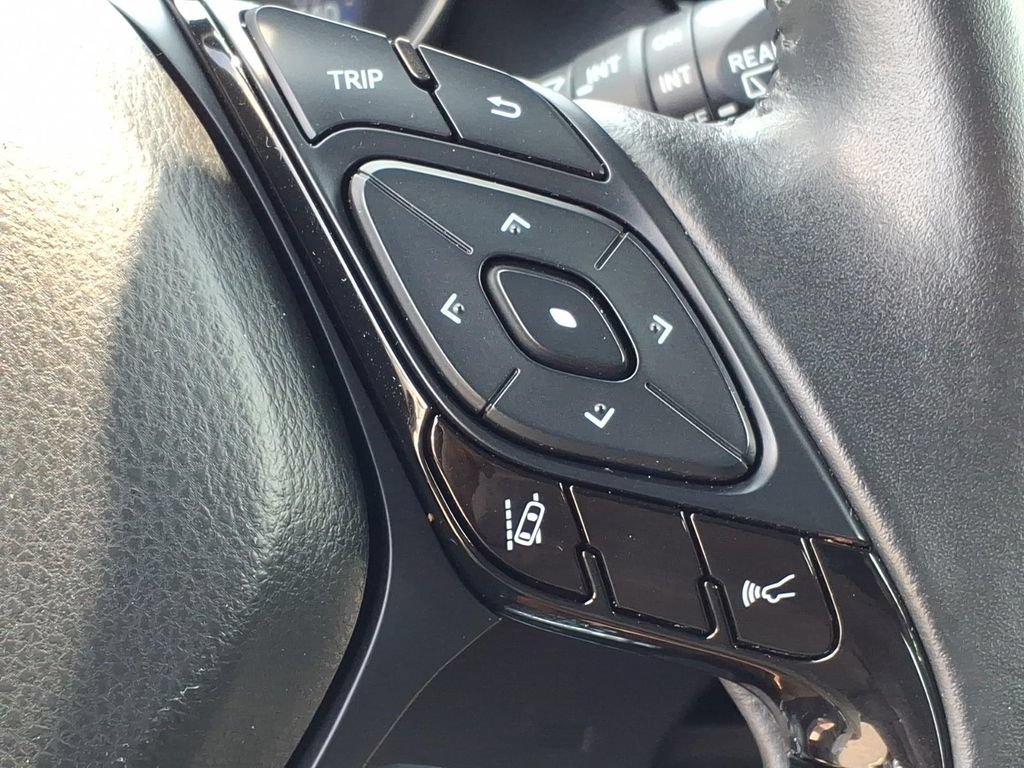 Used 2020 Toyota C-HR XLE FWD image 11